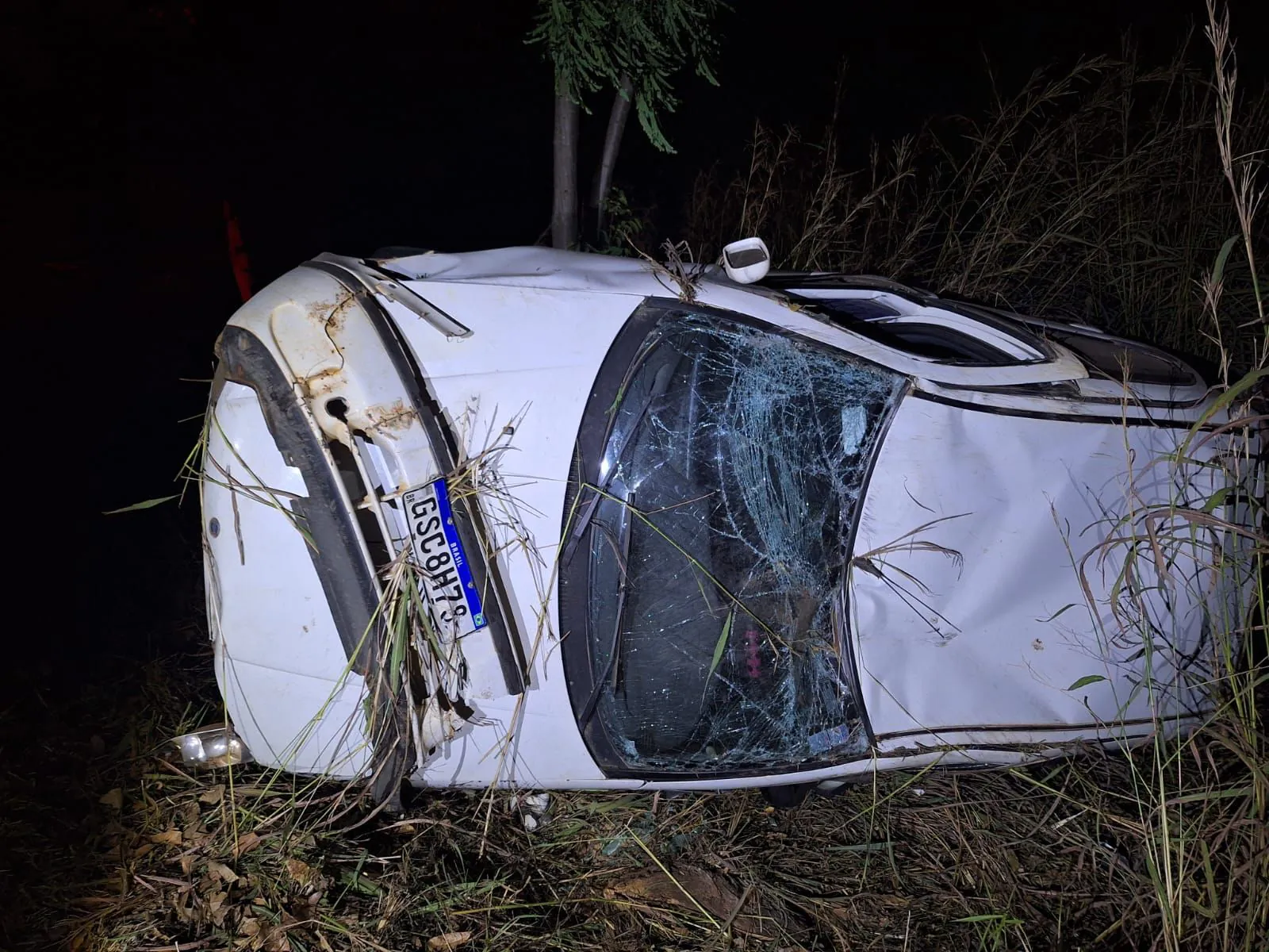 Motorista capota carro na MG-050, em Pimenta, e sobrevive com ferimentos leves