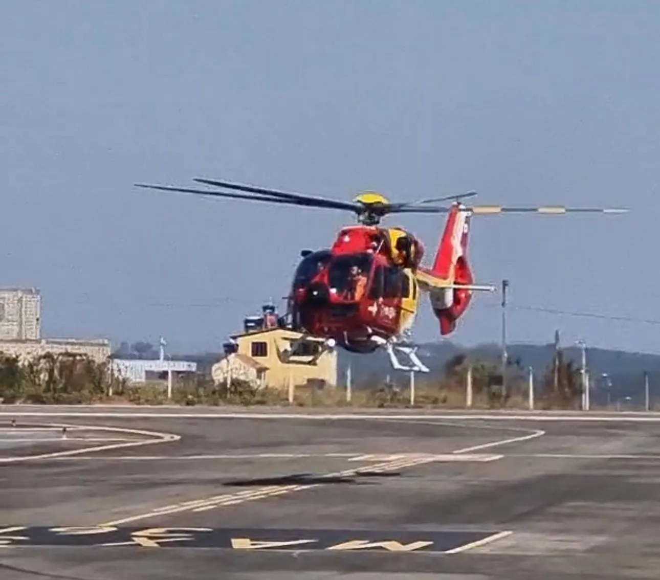 Bebê com queimaduras é transferido de helicóptero de Divinópolis para o Hospital João XXIII, em BH