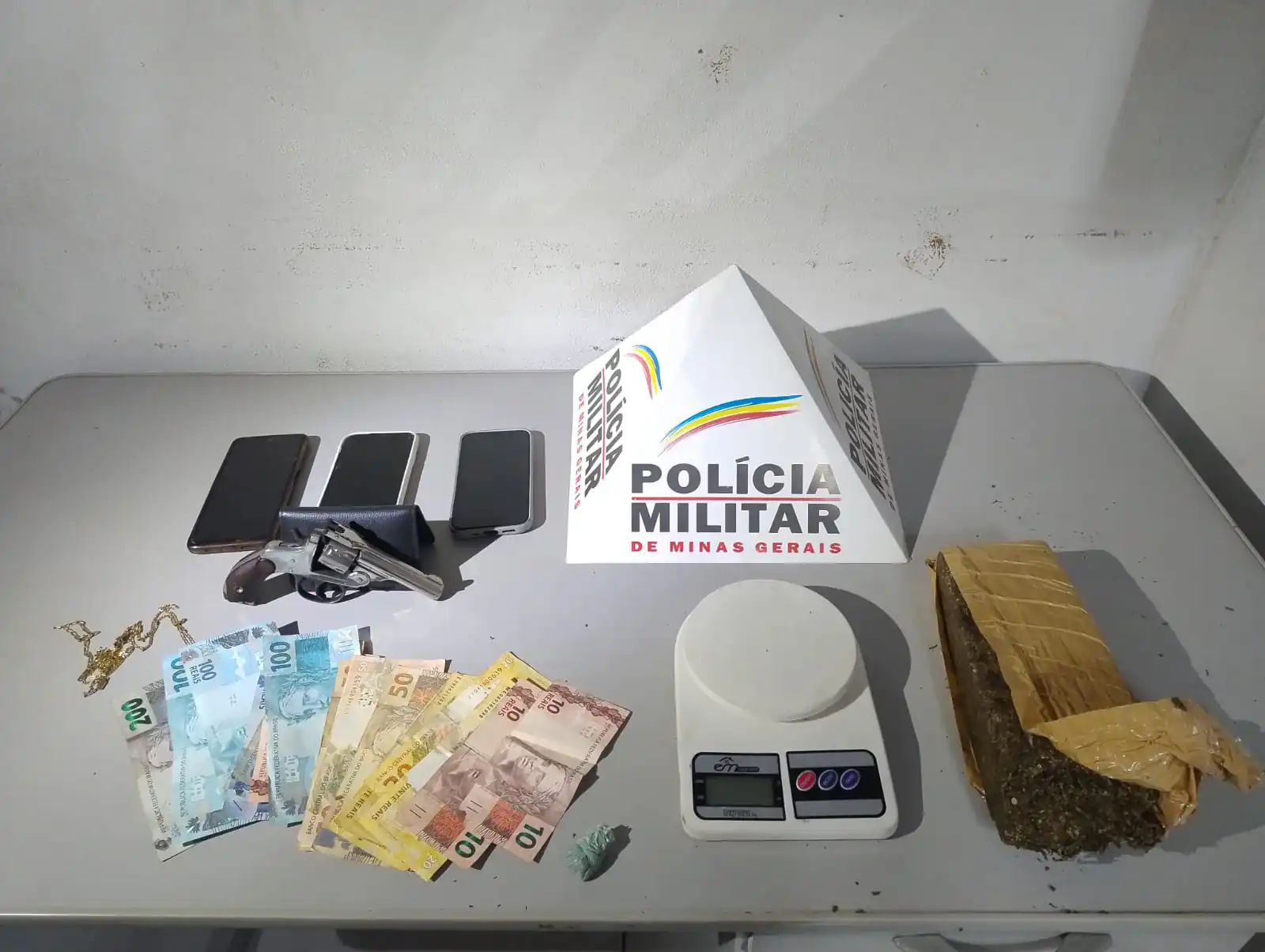 Adolescente é apreendido por ato infracional e ajuda polícia a localizar arma e drogas em Formiga