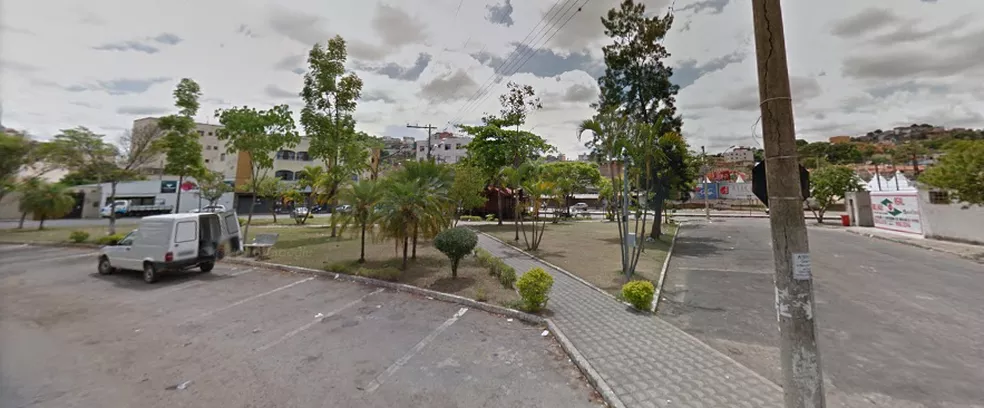 Homem é atacado com golpes de facão em praça de Itaúna
