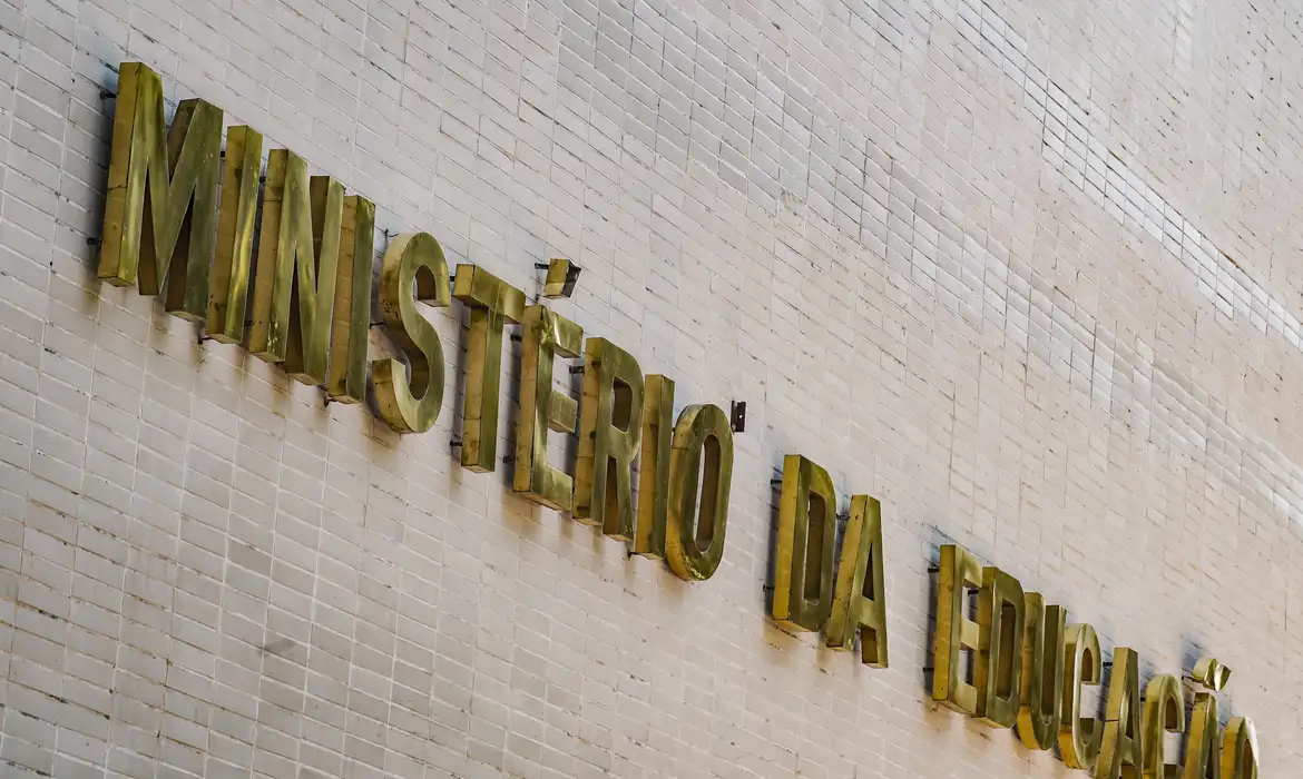 MEC lança curso de 180 horas para professores do ensino médio público 