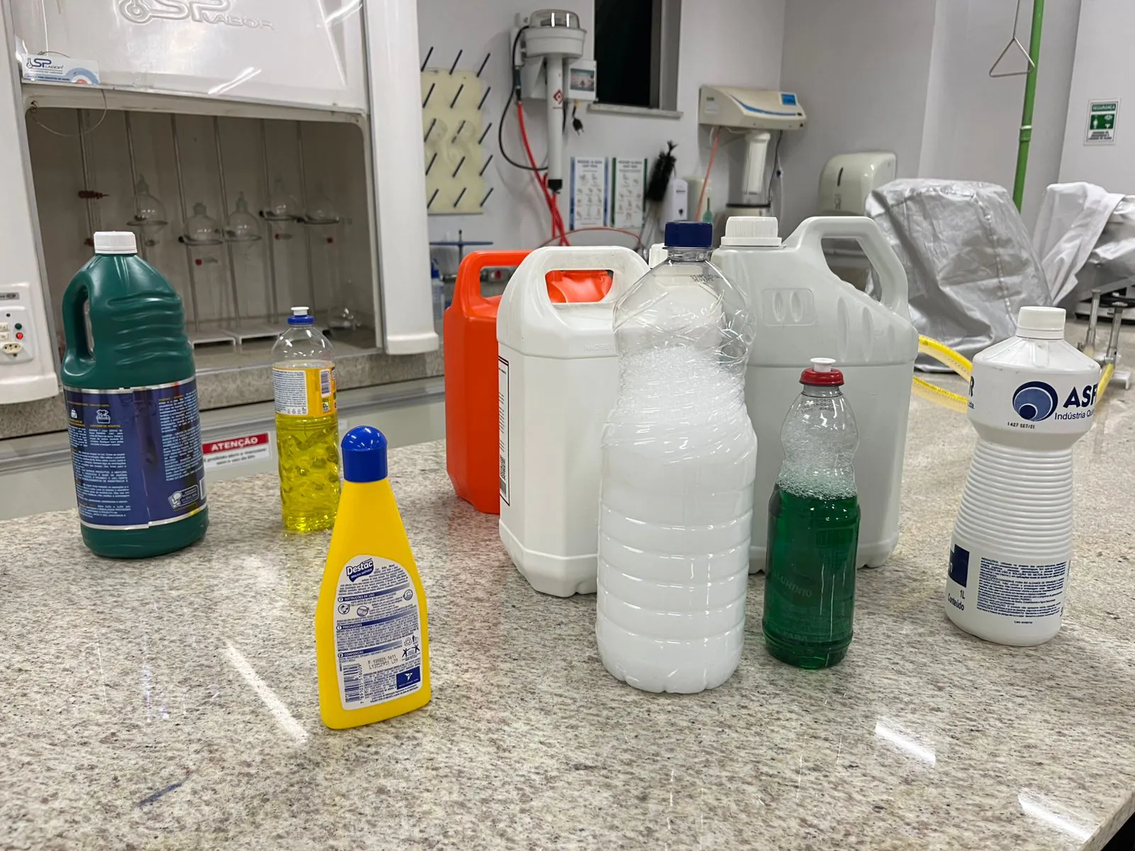 Manuseio de produtos de limpeza pode oferecer riscos à saúde