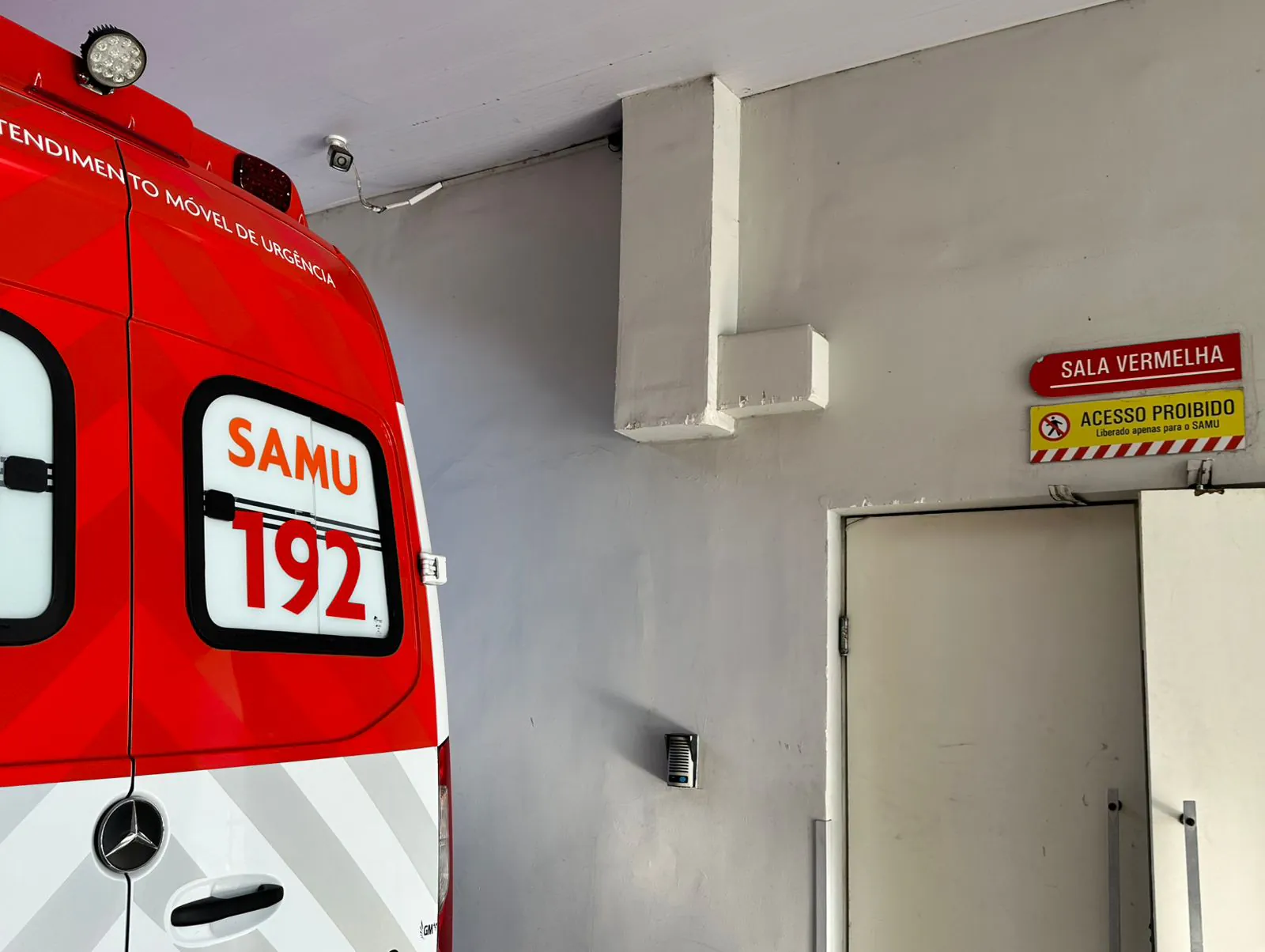 Acidente entre ônibus e bicicleta deixa homem gravemente ferido em Divinópolis