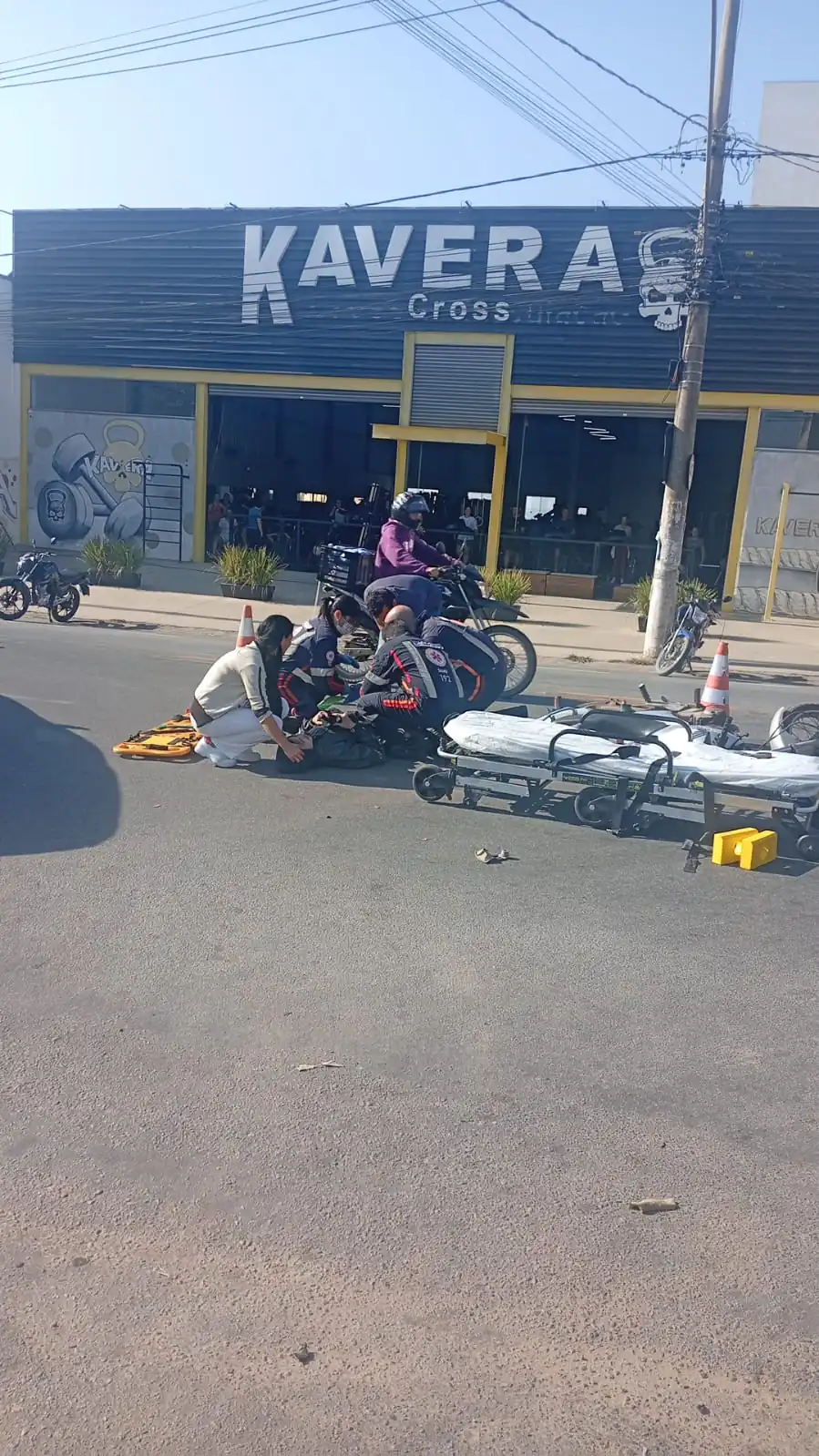 Acidente entre carro e moto deixa jovem ferido na avenida Paraná