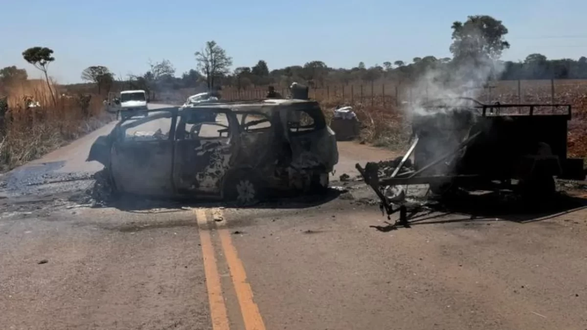 Acidente entre carro e caminhonete deixa dois mortos e três feridos na MG-176