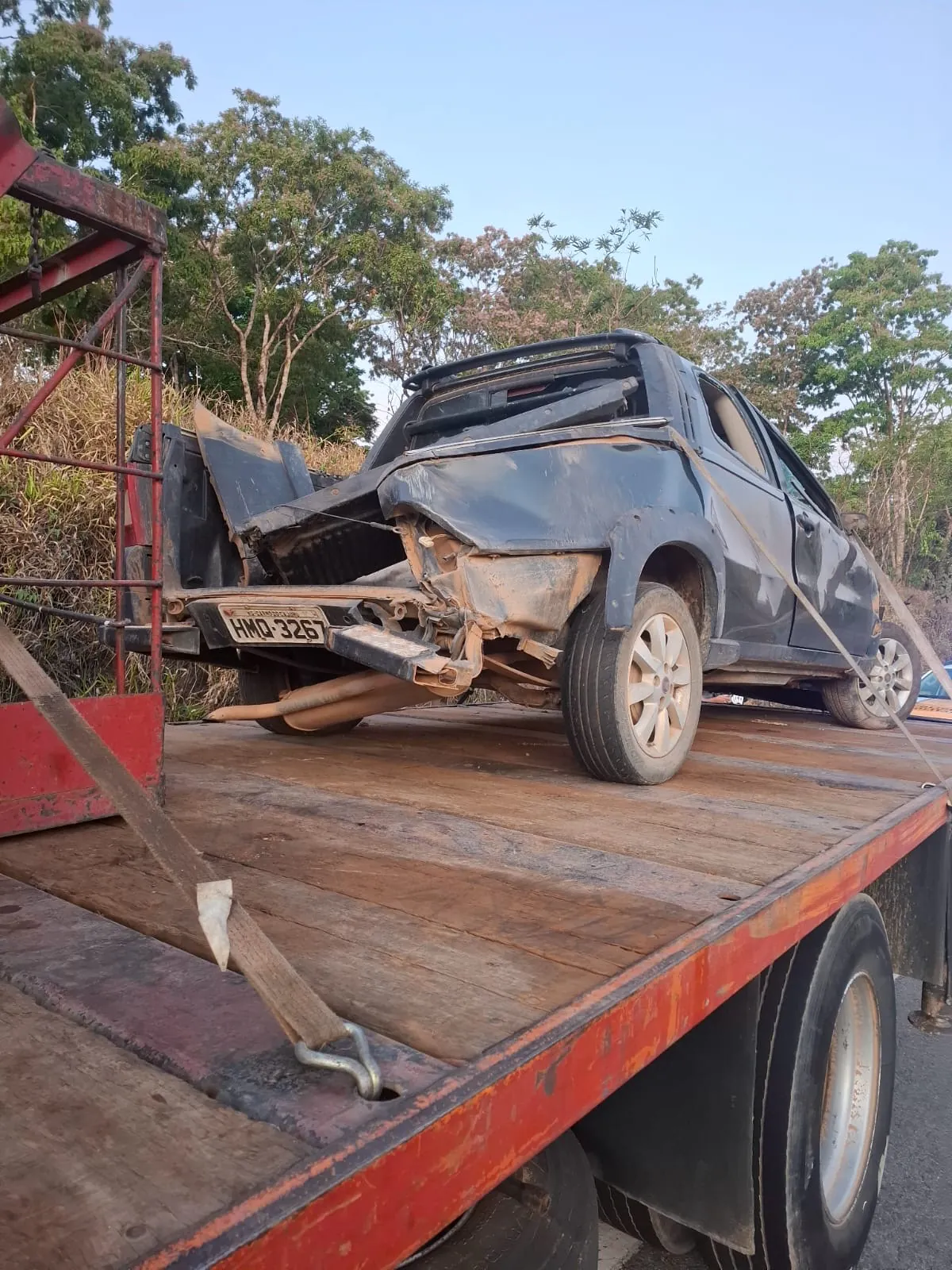 Carro capota na BR-494 em Itapecerica