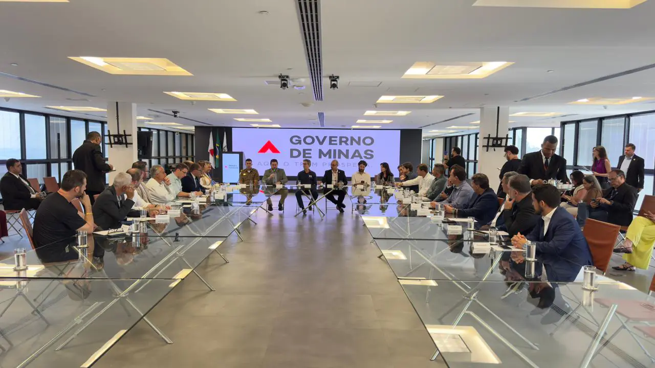 Nova Diretoria da AMM entrega demandas dos municípios em reunião com governador