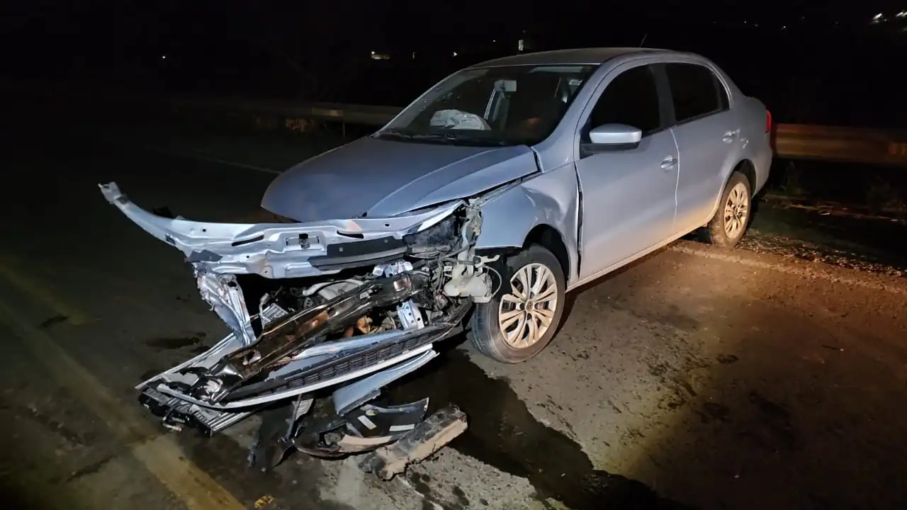 Motorista perde controle e colide com defensa metálica na BR-354, em Bambuí