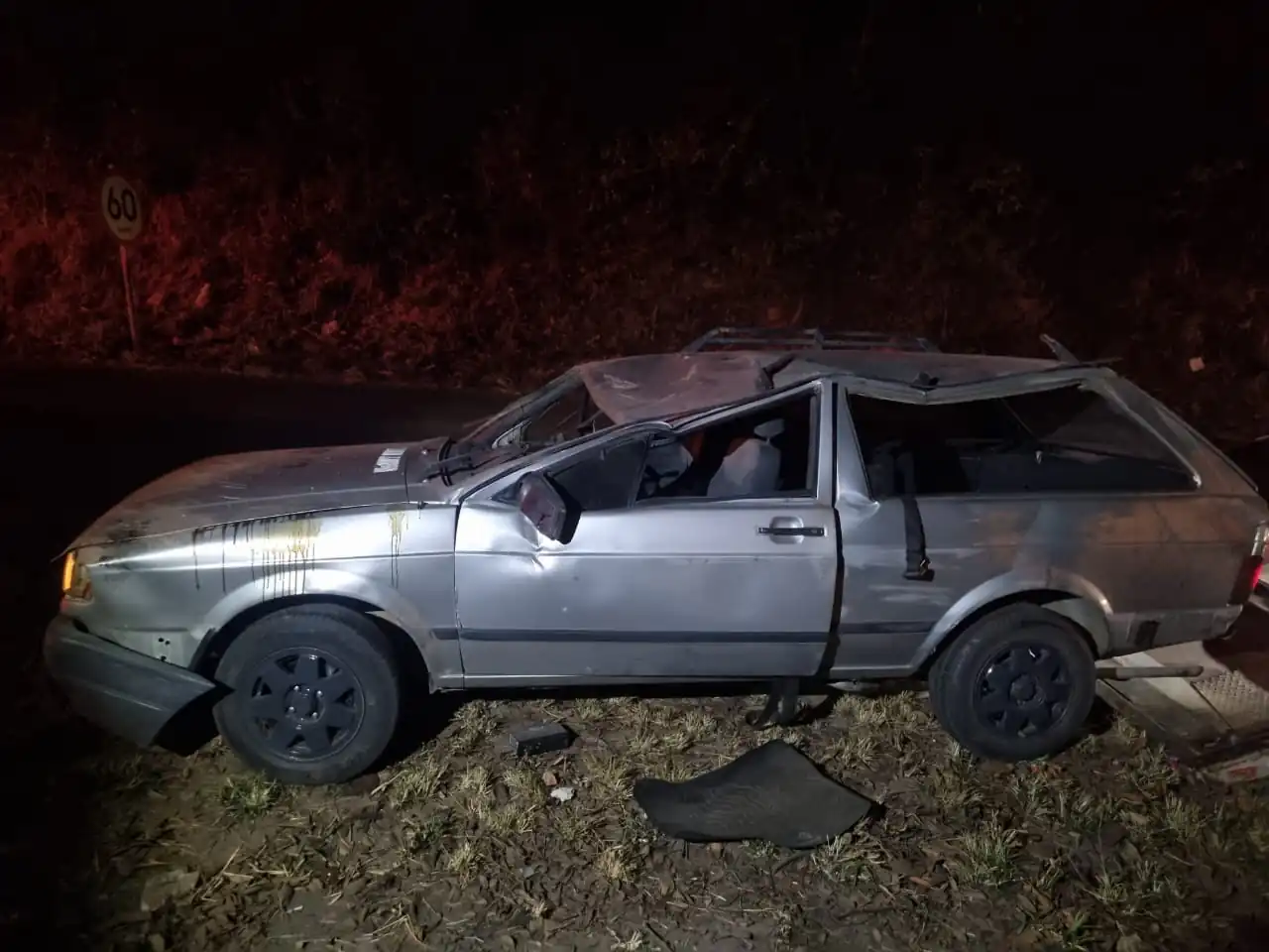 Motorista perde controle de veículo após desviar de cavalo e capota na AMG-0345, em Divinópolis