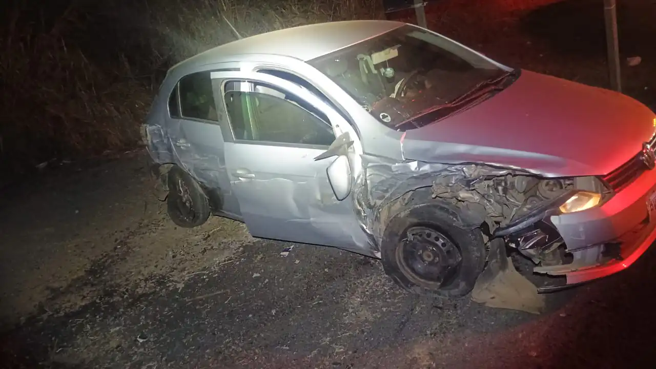 Colisão entre três veículos deixa três feridos na MG-050, em Formiga; condutor de carreta fugiu do local