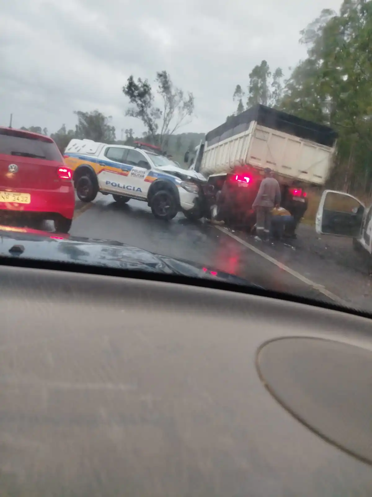 Viatura da PMMG se envolve em acidente com caminhão na MG-050, próximo a Pedra do Indaiá