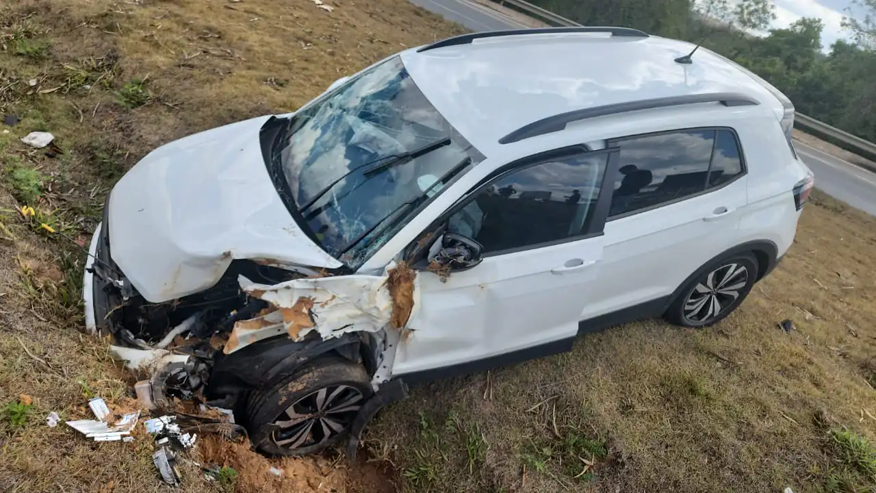 Condutor perde controle de veículo para evitar colisão e cai em vala na MG-050 