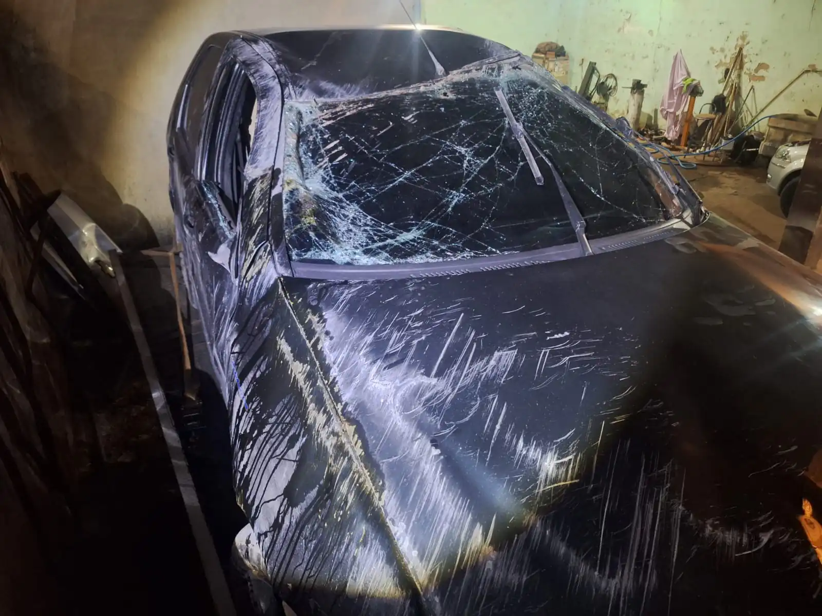Jovem perde controle de veículo e colide com barranco na MG-170, em Pimenta