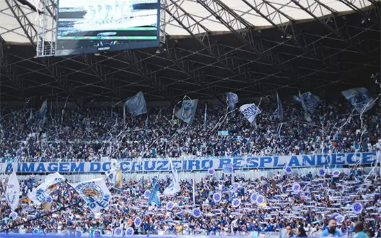 Governo sanciona lei para retirar cadeiras em estádios de futebol