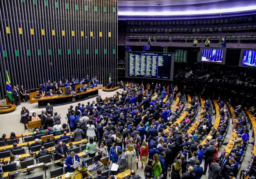 Deputados aprovam projeto que amplia o uso do transporte escolar público para professores e universitários