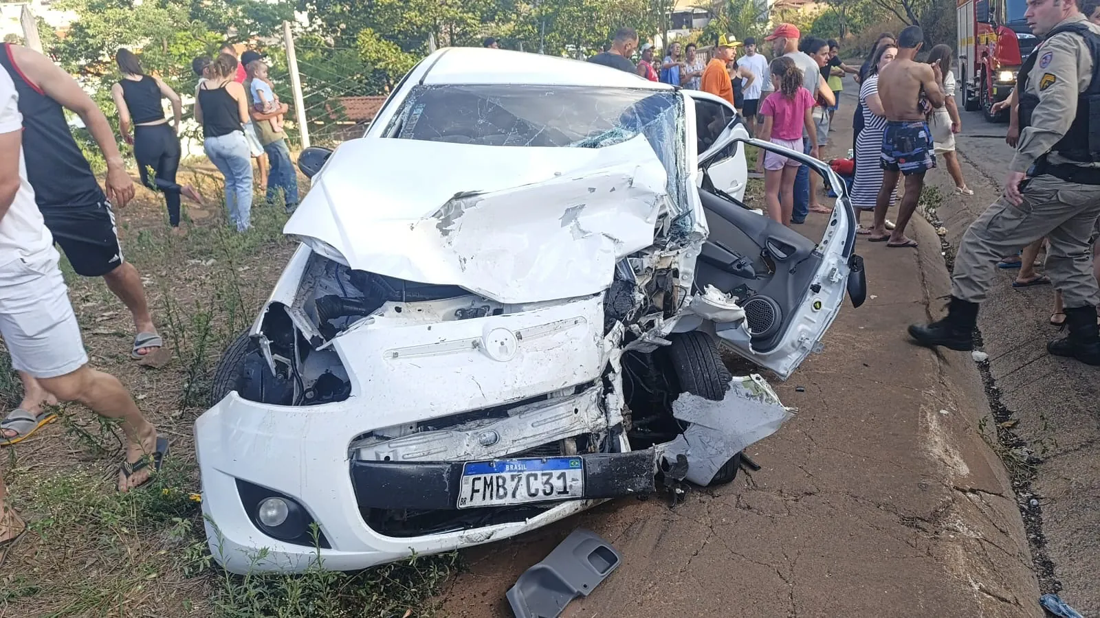 Cinco pessoas ficam feridas em colisão frontal na BR-352, em Pitangui