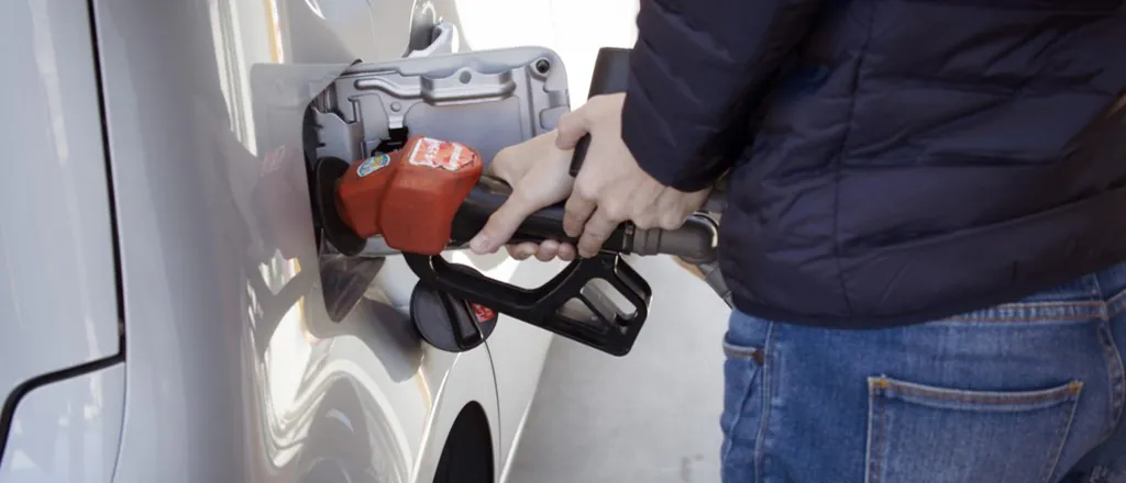 Queda no preço da gasolina pode aliviar o bolso do consumidor 
