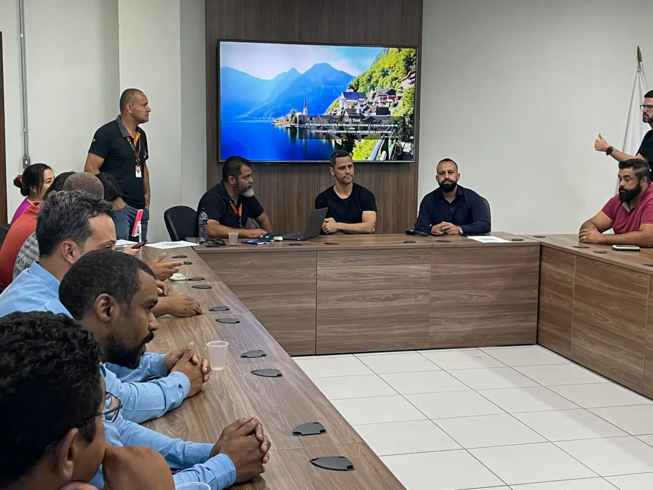 Reunião define data de mutirão para retirada de fios irregulares