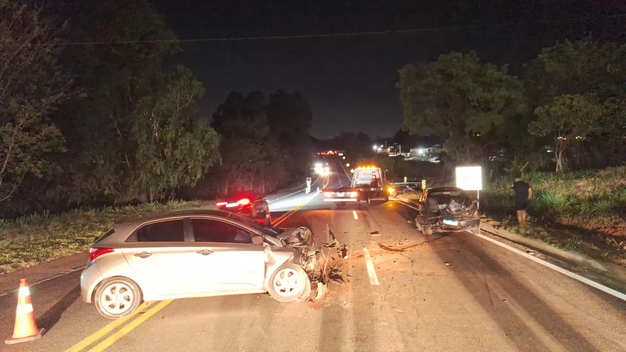 Colisão frontal deixa mulher gravemente ferida na MG-050, em Itaúna