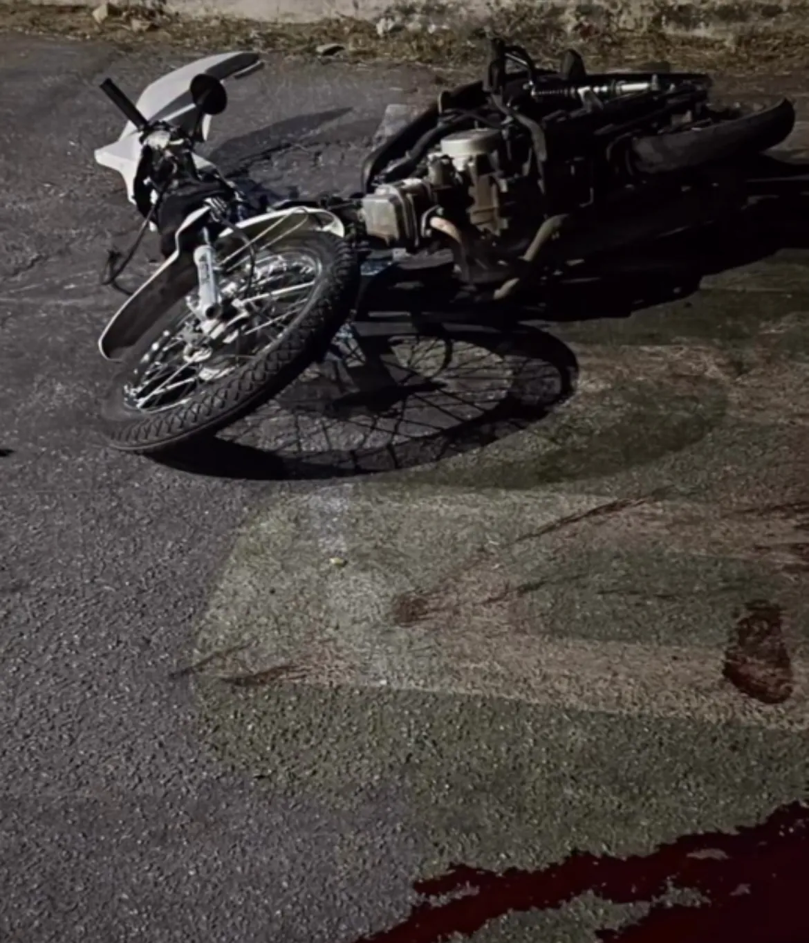 Motociclista morre em acidente com carro na avenida José Roberto de Oliveira, em Nova Serrana