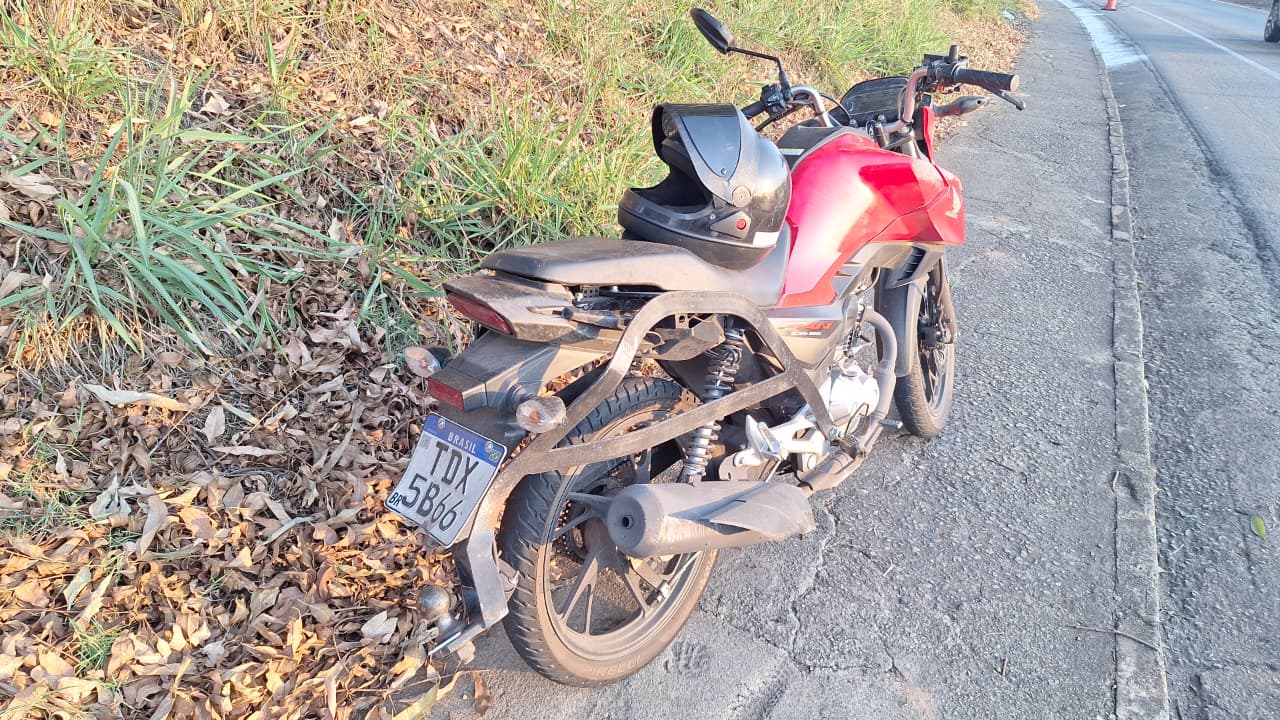 Motociclista tomba com carretinha na MG-050 em Divinópolis