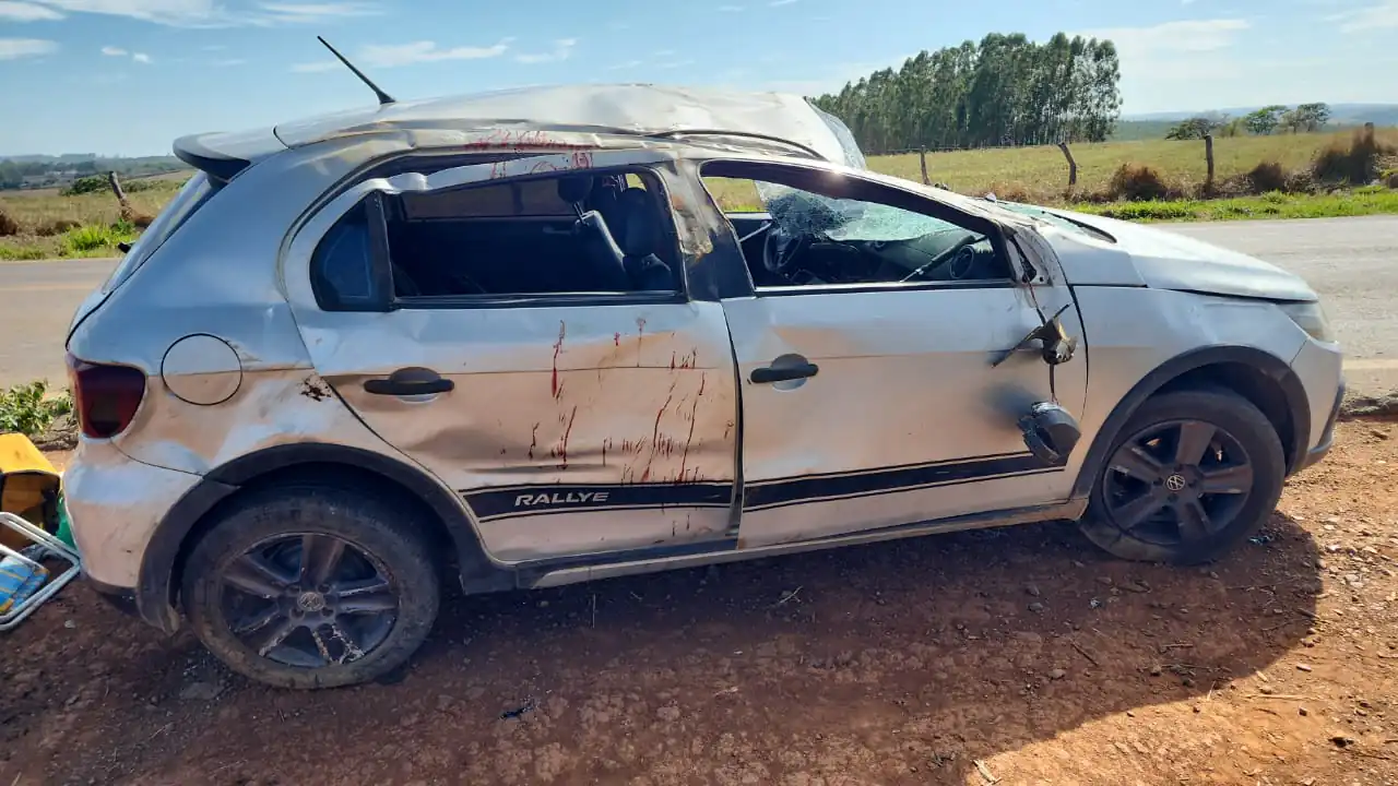 Carro capota e deixa três pessoas feridas em Formiga