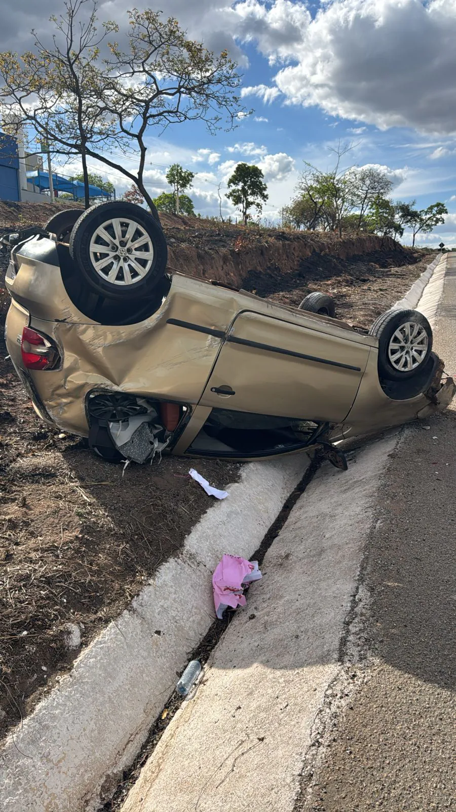 Condutora sem CNH capota carro após ser fechada por caminhão na BR-494, em Divinópolis