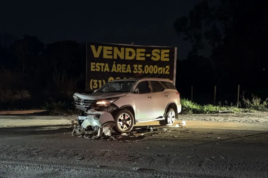 Colisão entre carreta e SUV deixa uma mulher ferida na BR-494 em Divinópolis