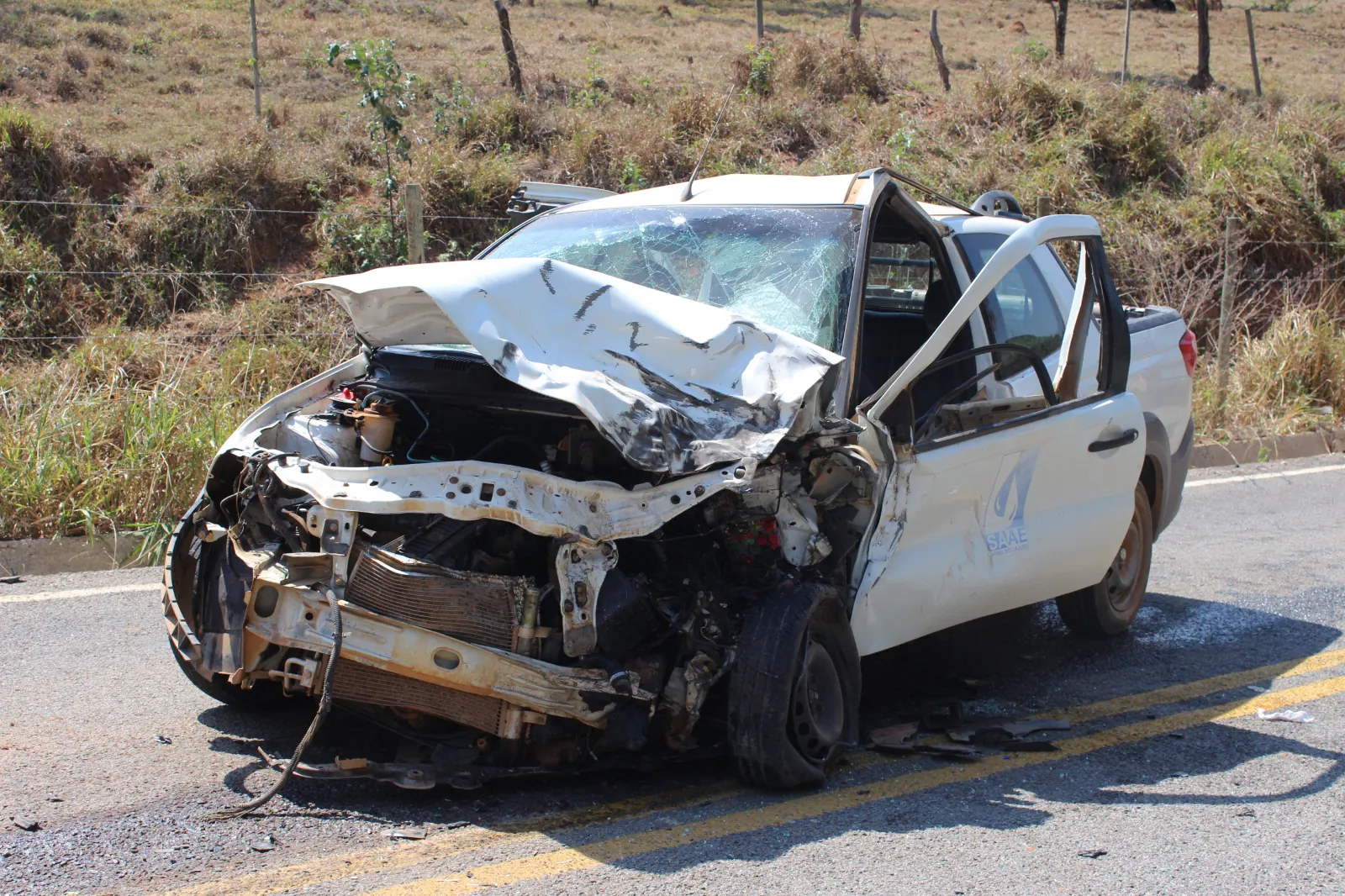 Acidente entre carro e caminhão deixa dois homens feridos em Carmo do Cajuru