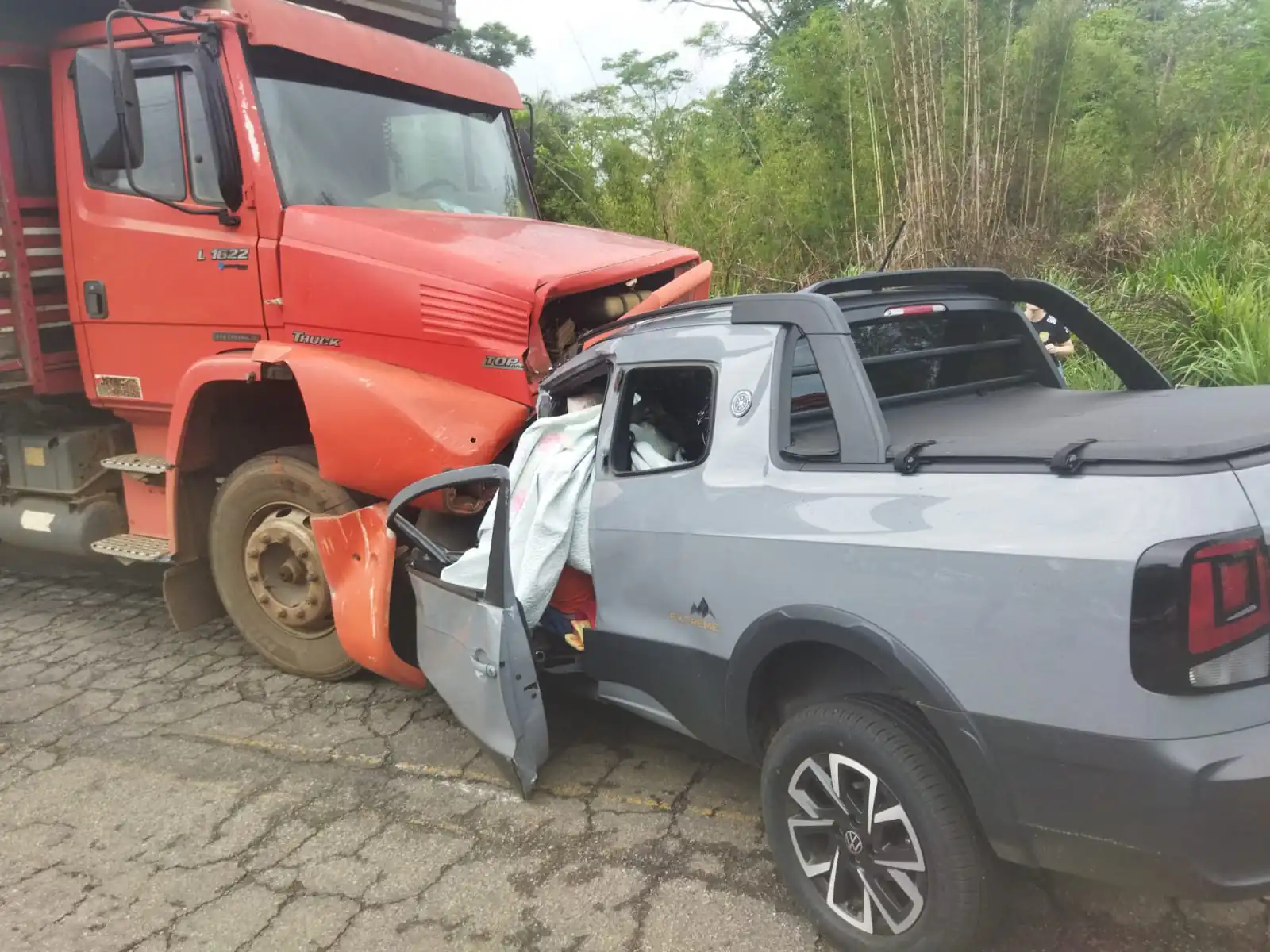 Colisão frontal entre caminhonete e caminhão mata casal na BR-352, em Pitangui