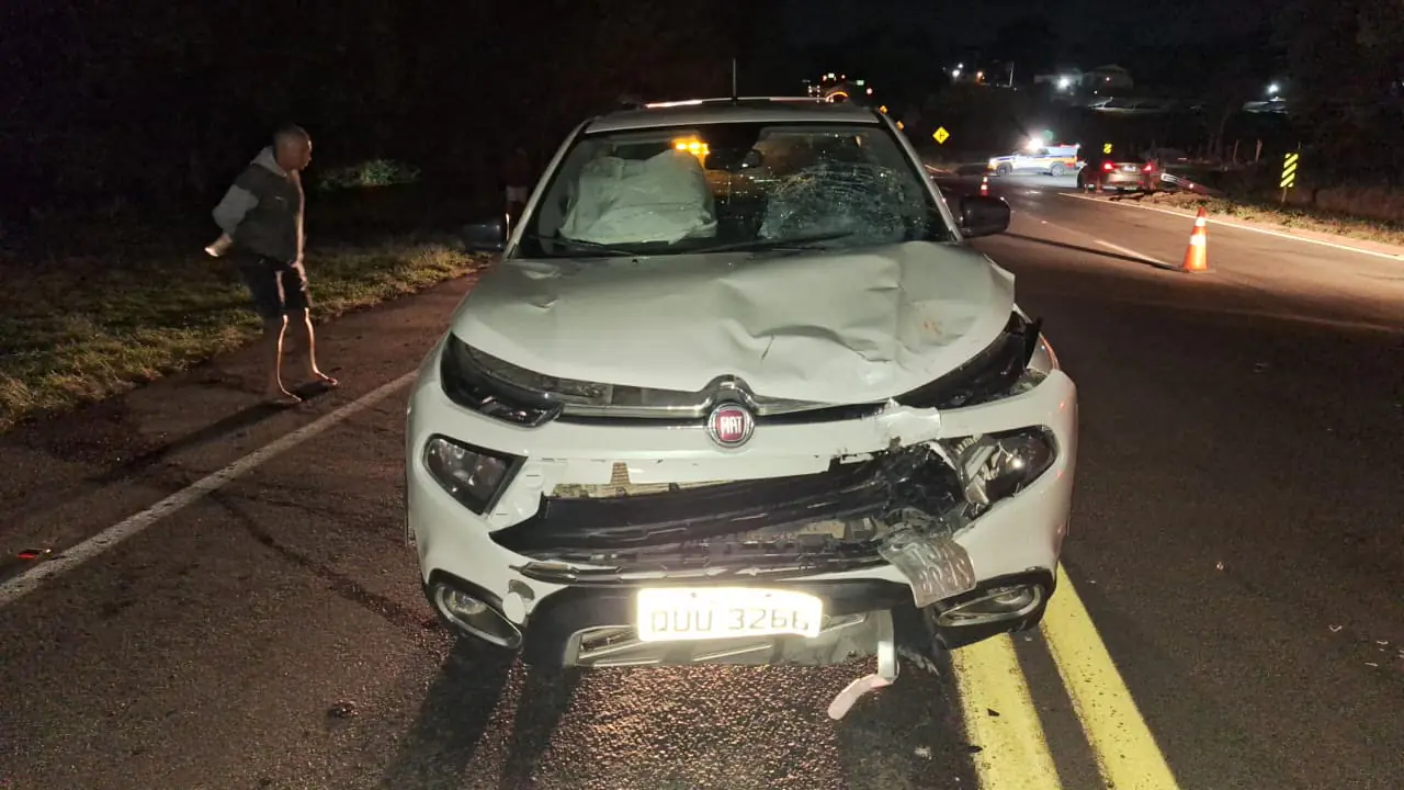 Motociclista tenta desviar de porco espinho e colide com caminhonete na MG-050, em Itaúna