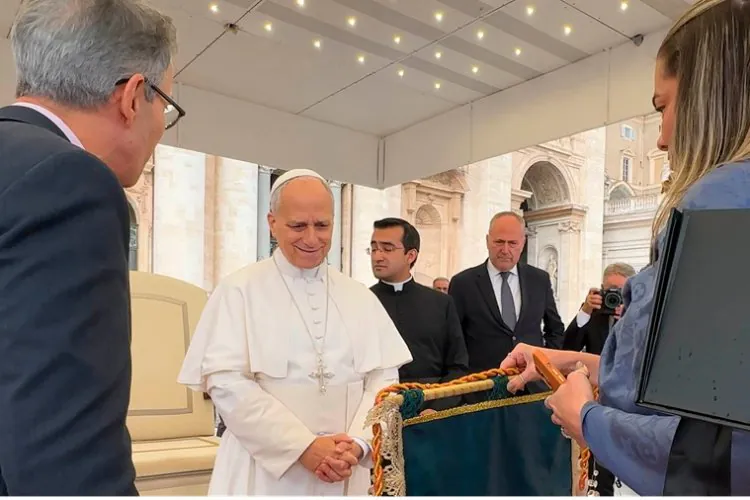 Papa recebe artesanato de Sabará 