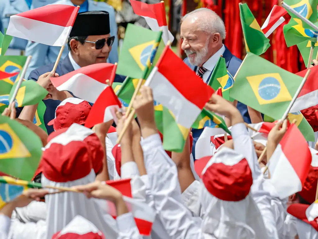 Lula anuncia disputa por quarto mandato presidencial em 2026 durante visita à Indonésia