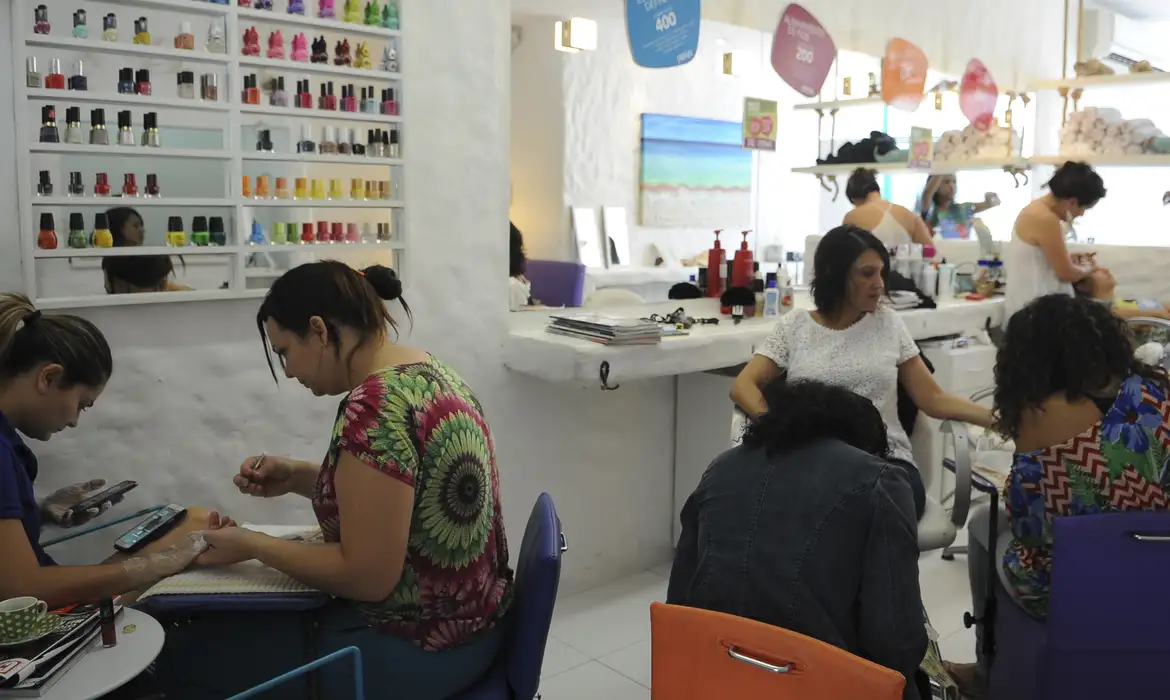 Anvisa proíbe duas substâncias utilizadas em unhas em gel