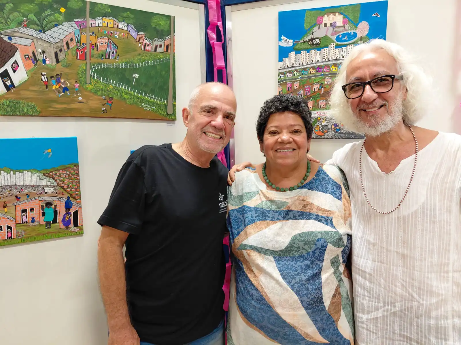 Noite de autógrafos e música marca lançamento de ’Coroa de Santo Rei’