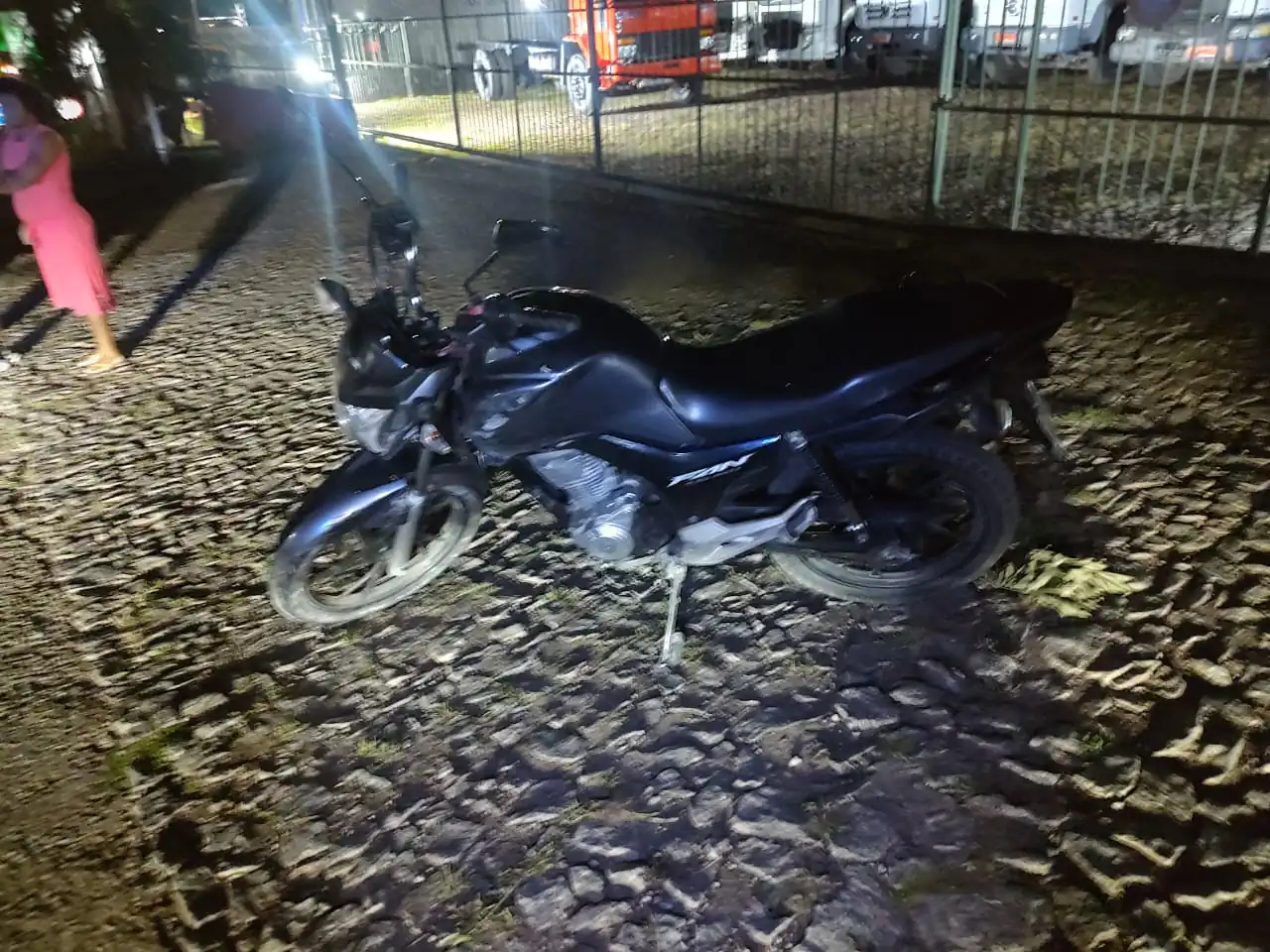 Motociclista perde controle da moto ao ajustar viseira e casal fica ferido na MG-050, em Carmo do Cajuru