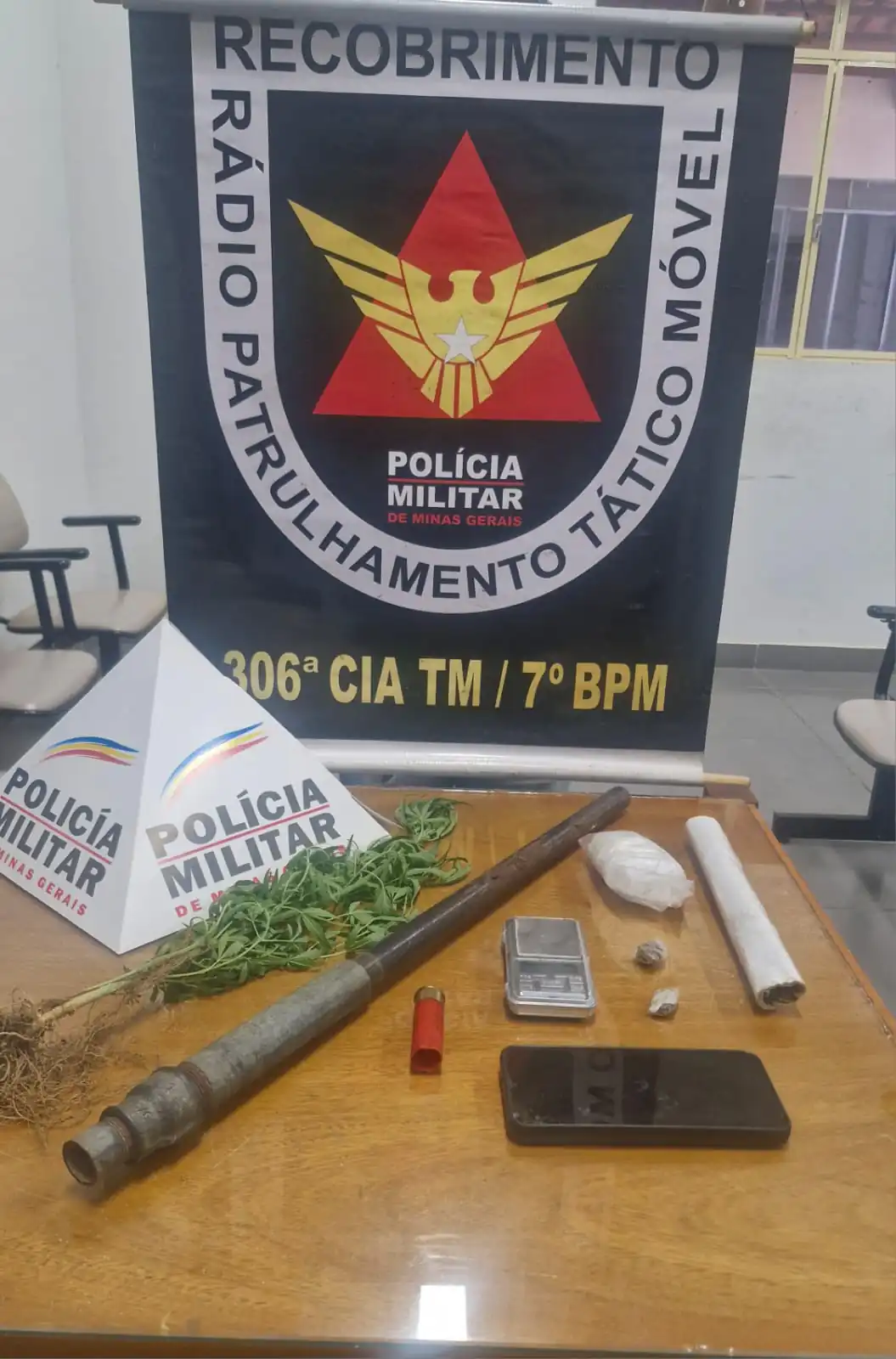 PM prende jovem por tráfico de drogas e apreende arma artesanal em Bom Despacho