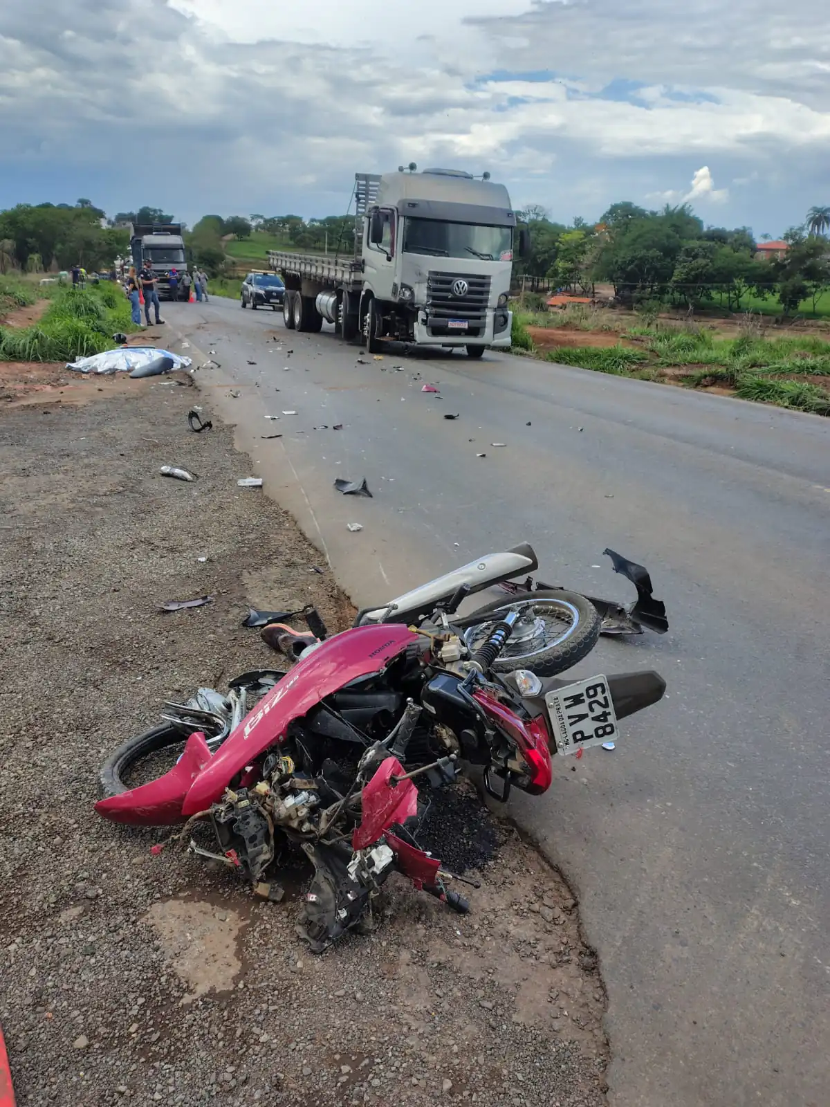 Colisão frontal deixa motociclista morta na MG-170, em Lagoa da Prata