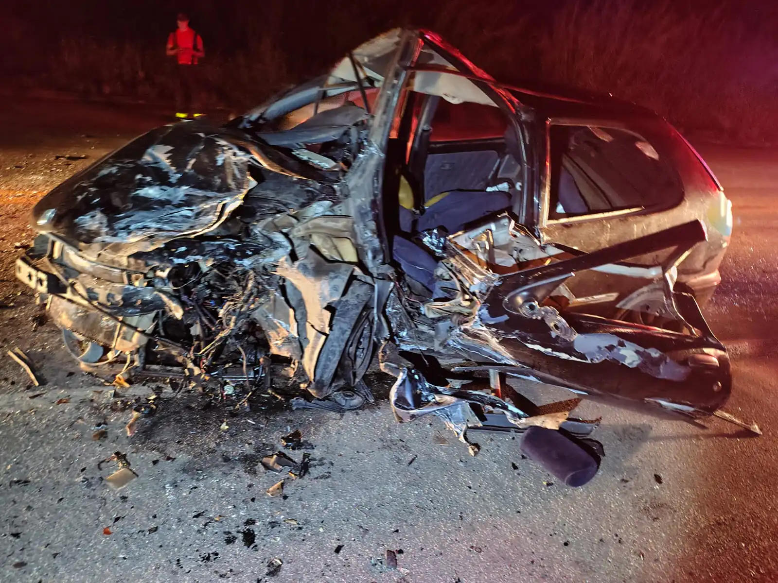 Colisão frontal entre dois carros deixa um morto e dois feridos graves na MG-431, em Itaúna