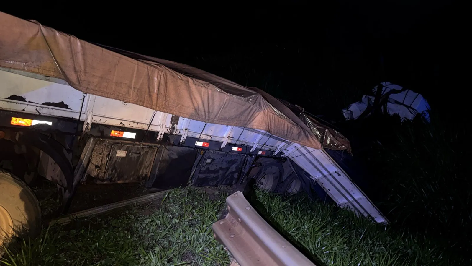 Carreta cai em ribanceira na MG-050, em Itaúna, após motorista perder controle