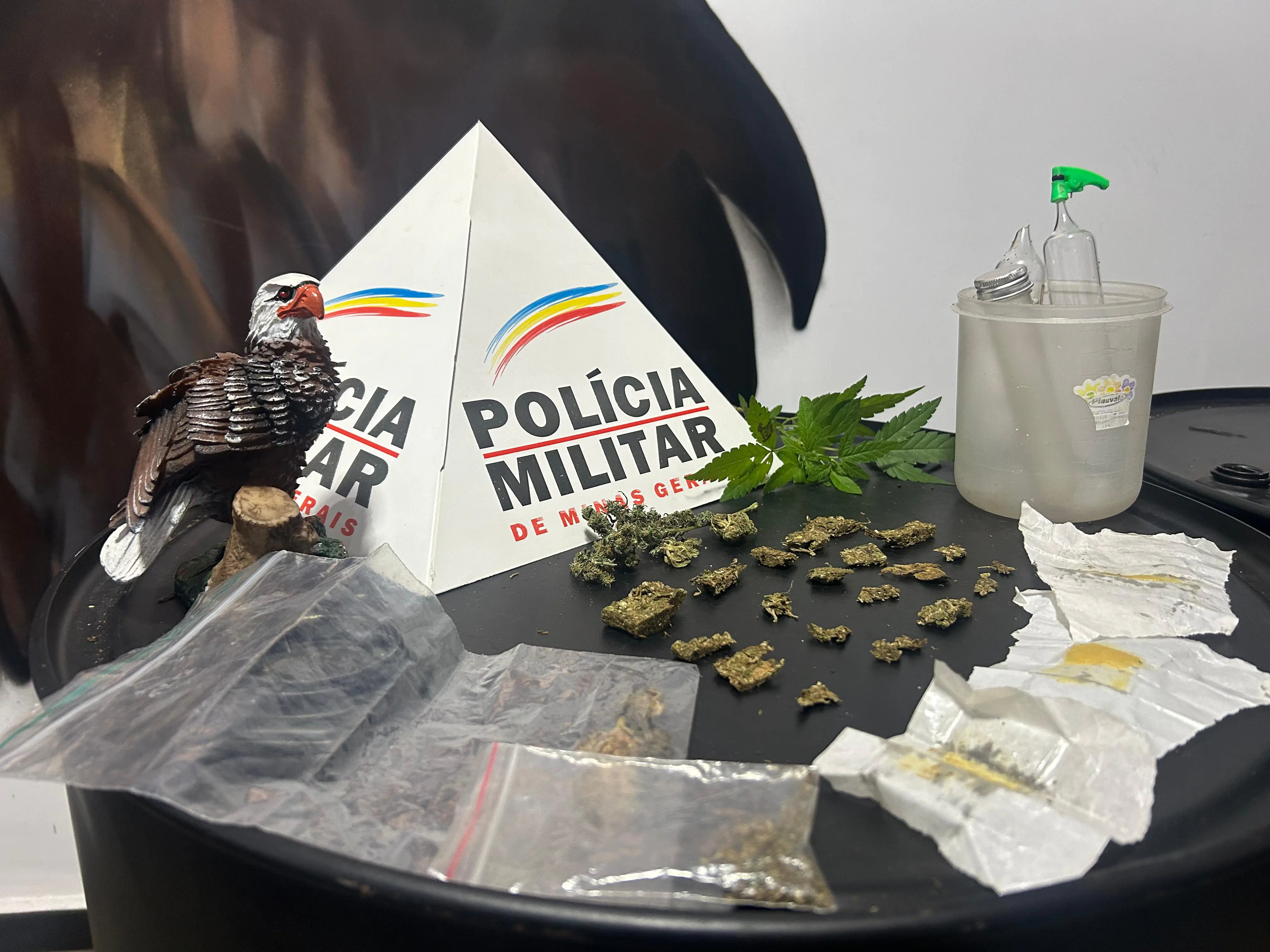 Dupla é presa e um adolescente foi apreendido por tráfico de drogas no bairro Novo Horizonte em Itaúna