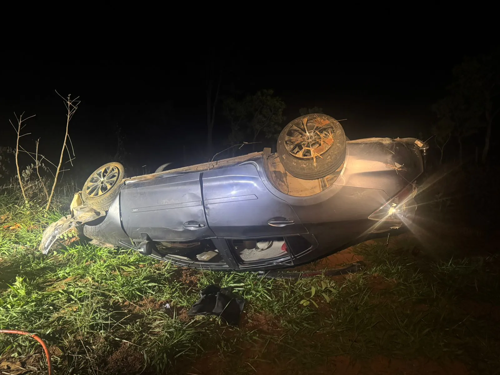 Mulher morre em acidente após carro sair da pista na BR-354, em Arcos