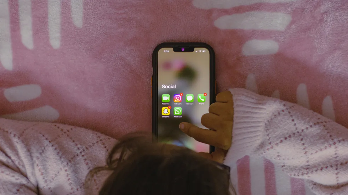 Uso excessivo de redes sociais agrava saúde mental de adolescentes