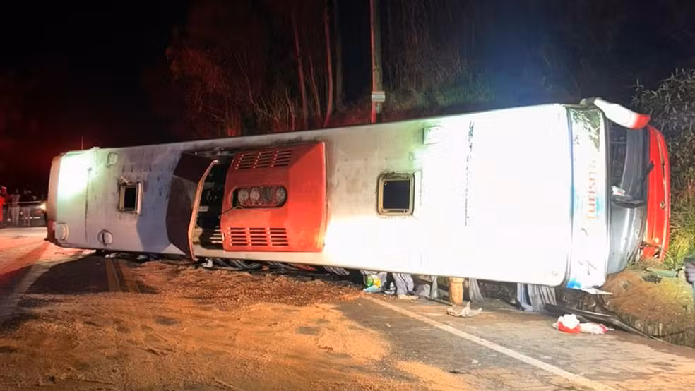 Tragédia na BR-262: ônibus de Contagem que voltava de Guarapari tomba e deixa duas mulheres mortas