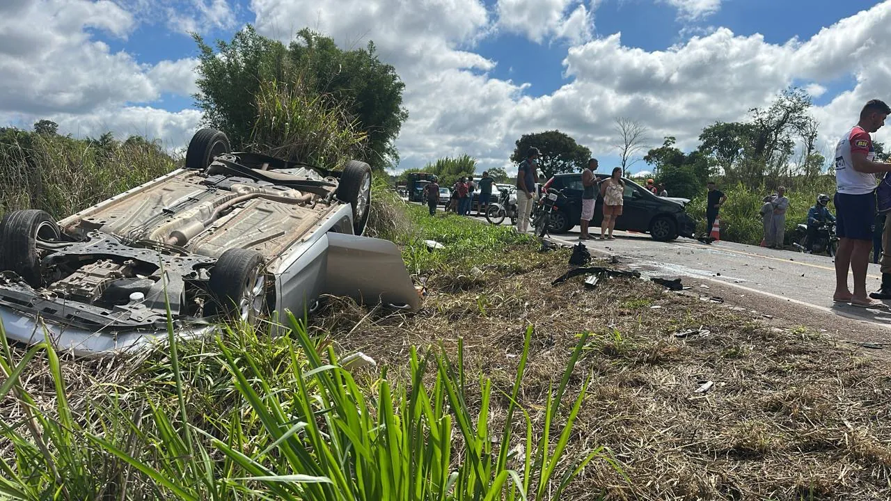 Veículo invade a contramão, bate de frente e deixa três pessoas feridas na MG-431, em Pará de Minas