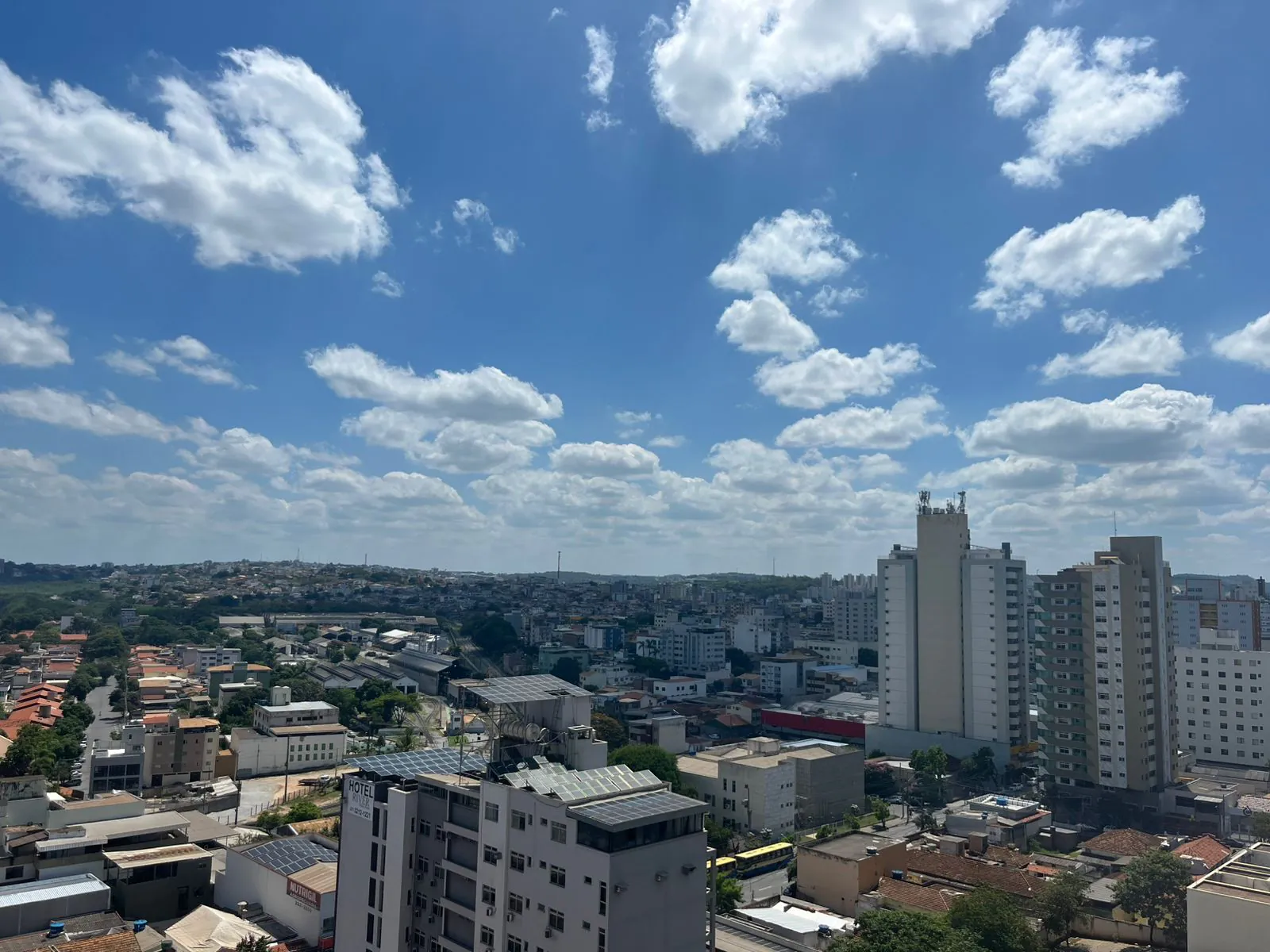 Divinópolis terá sol entre nuvens e chuva rápida neste feriado