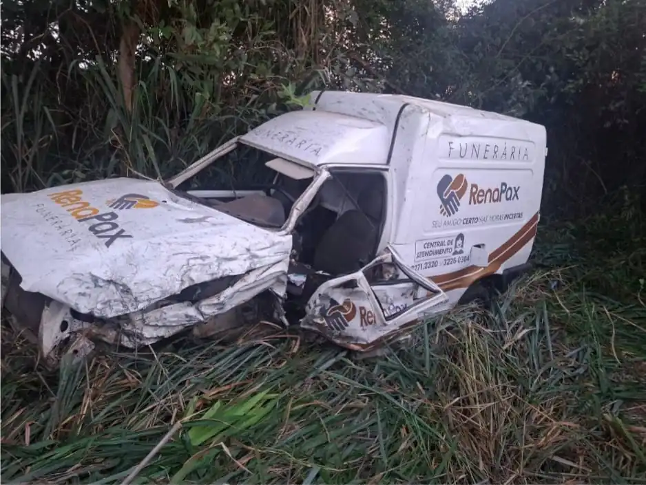 Colisão lateral deixa dois feridos na BR-494, em Nova Serrana