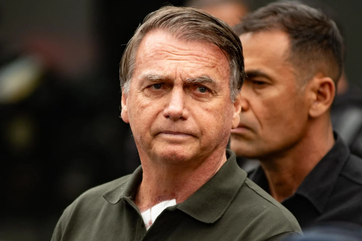 Médico diz que Bolsonaro sofreu traumatismo craniano leve após queda na prisão da PF