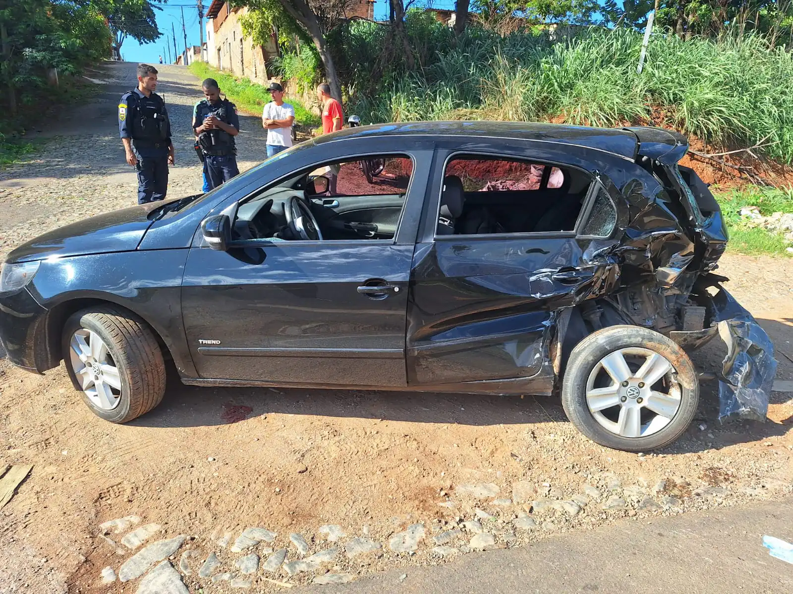 Idoso fica ferido após veículo tentar cruzar a BR-352 e ser atingido por caminhão em Pará de Minas