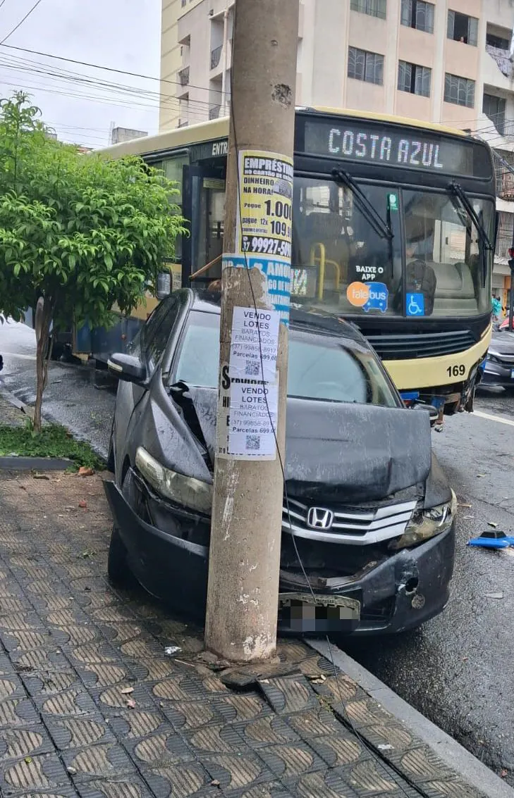 Acidente envolvendo ônibus, carros e motos deixa motorista com traumatismo craniano leve em Divinópolis